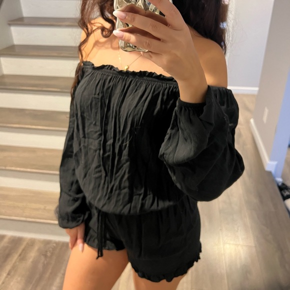 Off the shoulder flowy long sleeve short romper - Picture 5 of 5